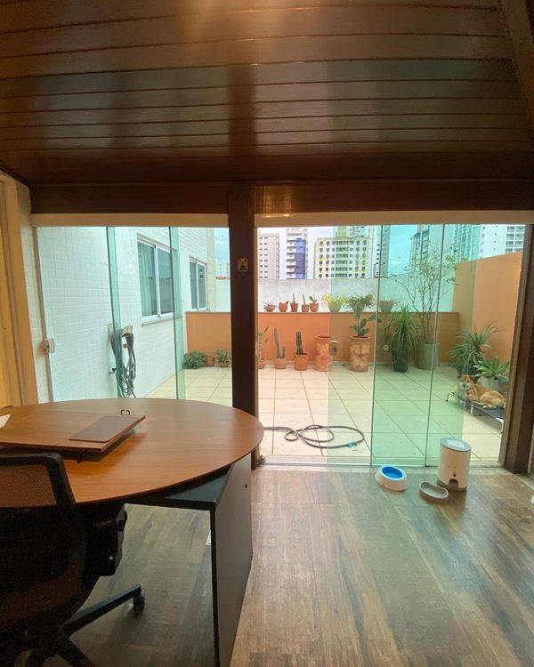 Foto do espaço antes, um escritório com varanda